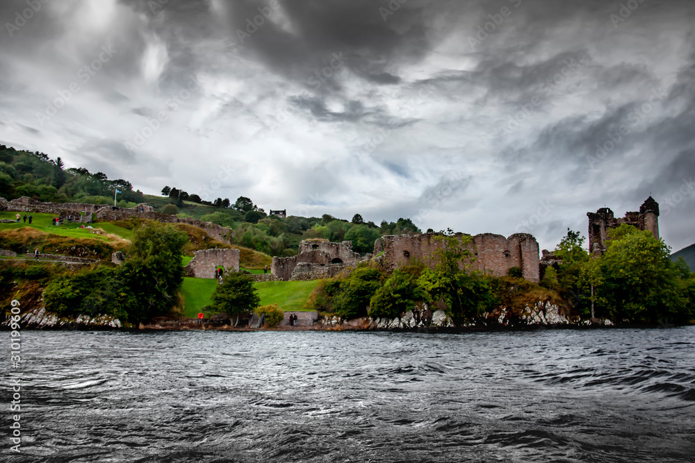 Burg am Ufer von Loch Ness, Schottland, bewölkter Himmel