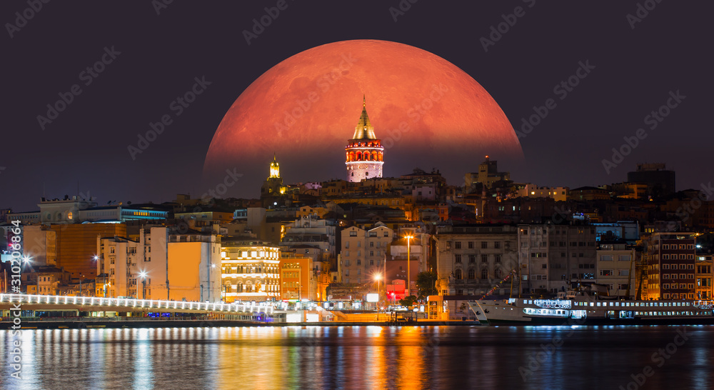 Obraz premium Wieża Galata, most Galata, dzielnica Karakoy i Złoty Róg z pełnią księżyca o zmierzchu, niebieska godzina, Stambuł - Turcja "Elementy tego obrazu dostarczone przez NASA".
