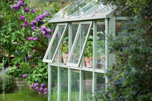 Canvas-taulu Greenhouse In Back Garden