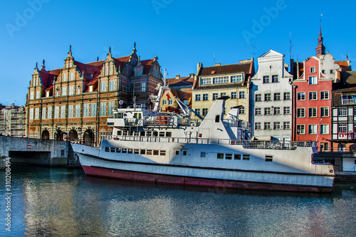 Tourist ship and historic houses next to Motlawa river in port of Gdansk, Baltic Sea, Poland. © VinyLove Foto