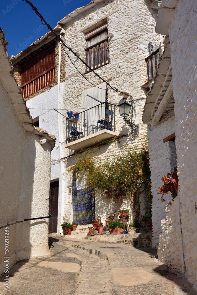 Calle típica del pueblo de Capileira en la Alpujarra de Granada