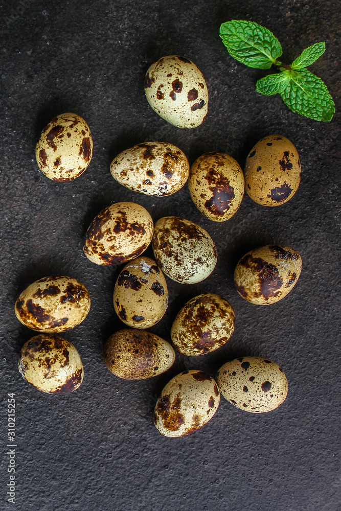 Obraz premium quail eggs (tasty fresh, vitamins) menu concept. food background. top view. copy space