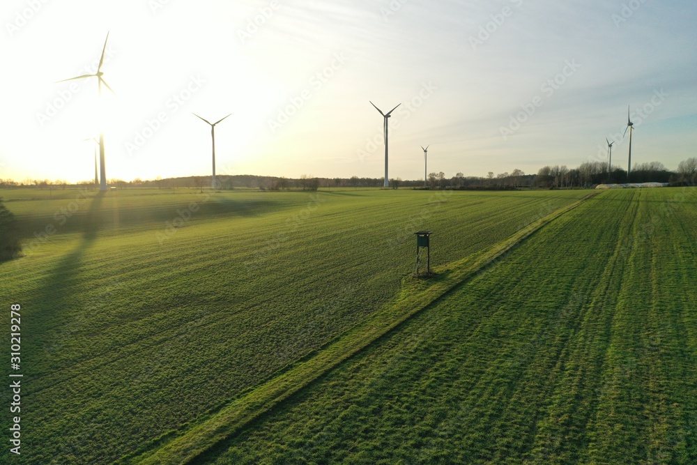 Windkraftanlage bei Sonnenuntergang, Windpark mit regenerativer Energie, Co2 neutral Windkraftanlage bei Sonnenuntergang, Windpark mit regenerativer Energie, Co2 neutral