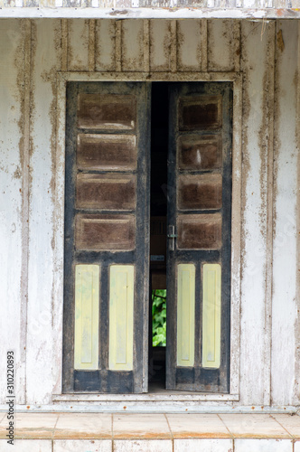 old wooden door in wall © Rodrigo