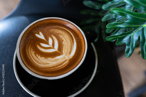 Foto Close up of latte art coffee on wooden table