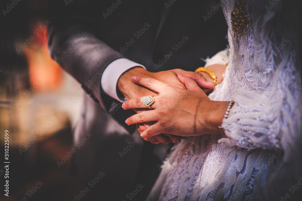 Naklejka premium bride and groom holding hands