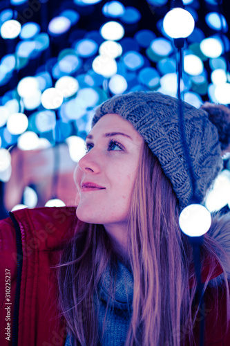 junge hübsche Frau mit Lichterketten - Lichterkugeln - und Bokeh Weihnachtsgefühl 