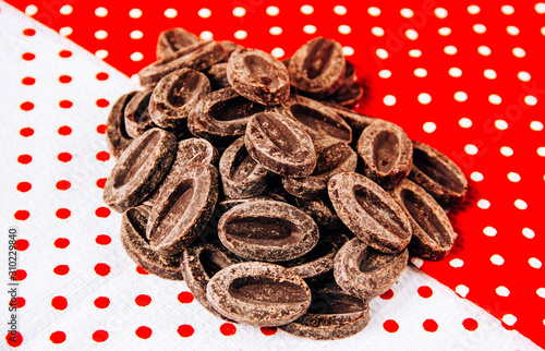 Tableau sur toile Chocolate oval pistoles round bar sold by weight raw materials for couverture on