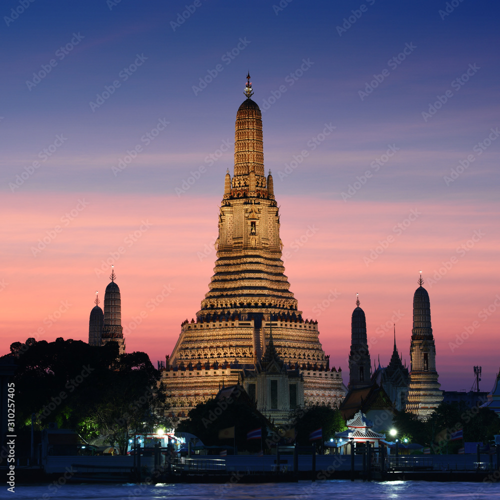 Fototapeta premium Wat Arun Temple at sunset in bangkok Thailand. Wat Arun is a Buddhist temple in Bangkok Yai district of Bangkok, Thailand