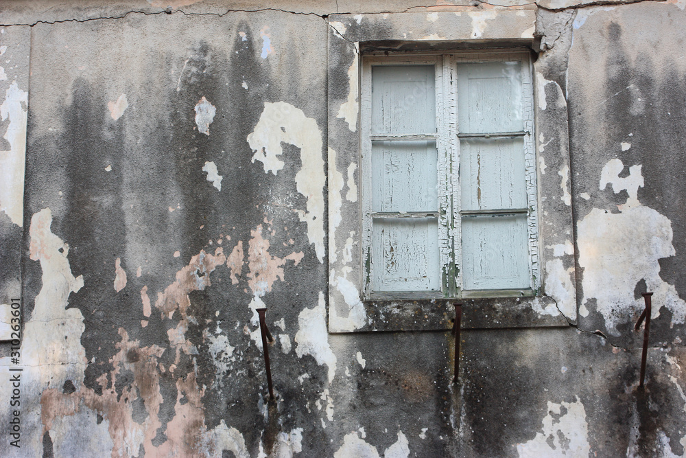Naklejka premium Altes Fenster Fensterladen aus Holz