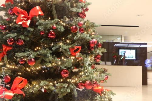 Weihnachtsbaum in einem Bürogebäude