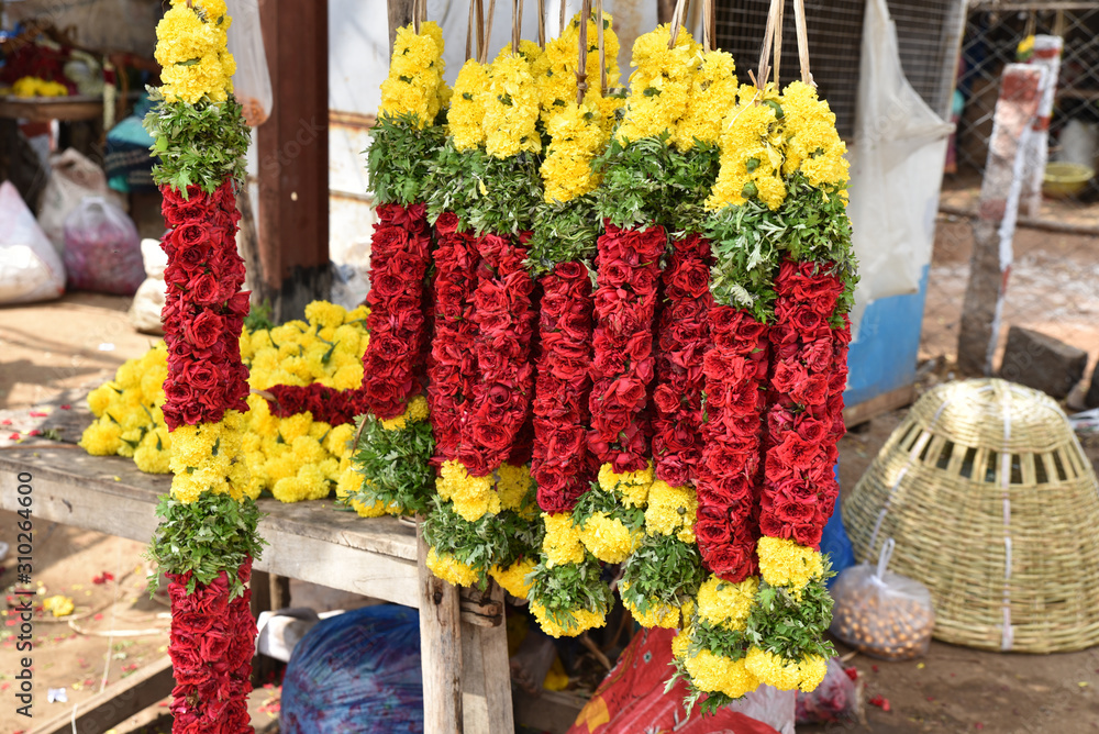 Guirlandes de fleurs au marché de Madurai, Inde du Sud