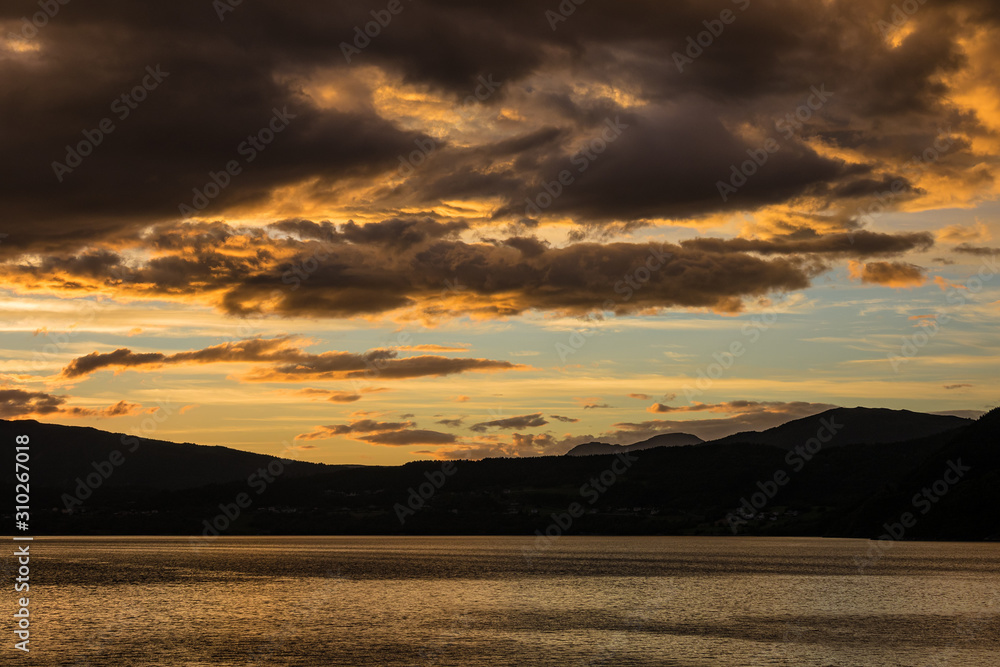 Blick auf den Storfjord in Norwegen am Abend