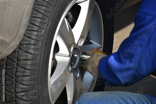 Seasonal tyre replacement. Tire service