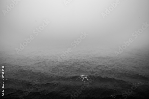 Obraz na plátně Black and white foggy sea