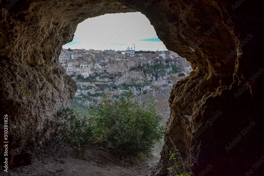 antica grotta nella roccia della preistoria Basilicata Italia