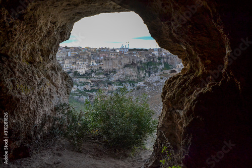 antica grotta nella roccia della preistoria Basilicata Italia