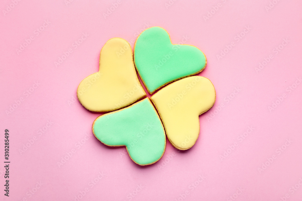 Obraz premium Heart shaped cookies for Valentine's day on color background