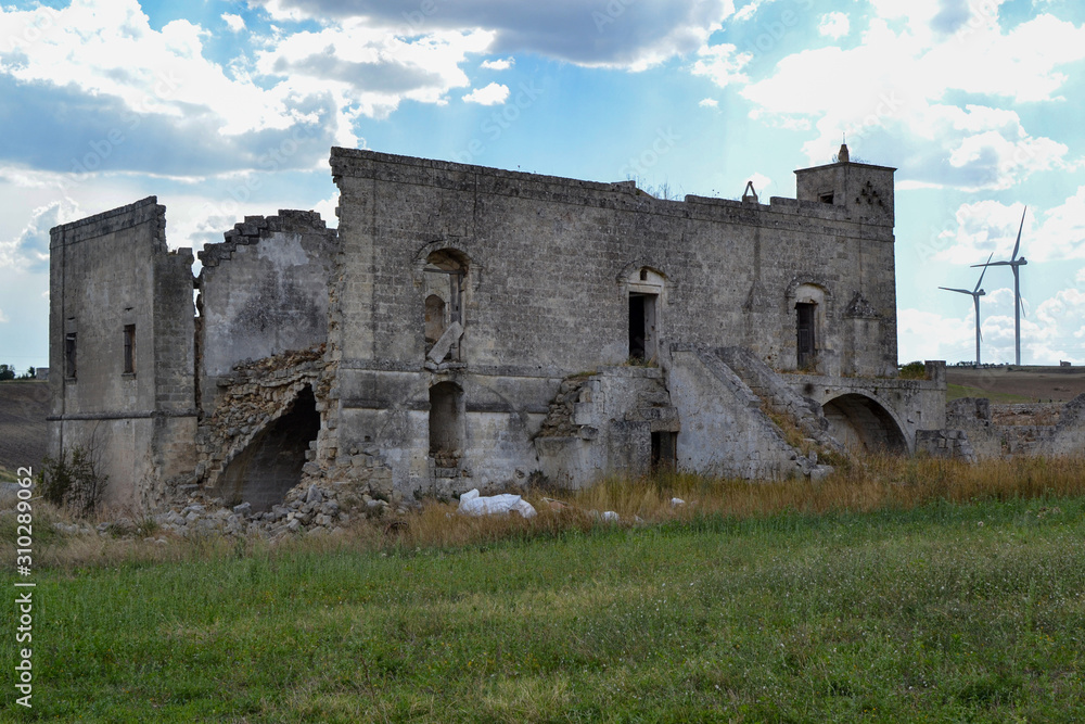 antico casolare abbandonato in campagna della Basilicata Italia