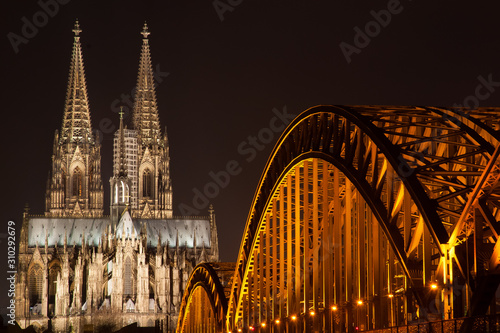 Der Kölner Dom und die Hohenzollernbrücke in Köln