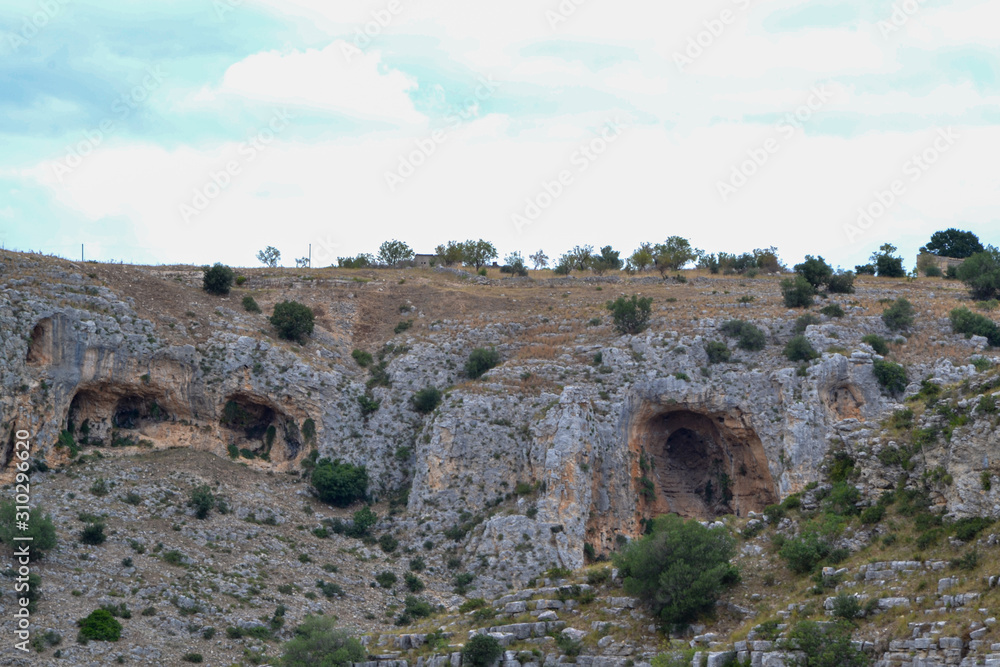 antiche grotte nella roccia della preistoria Basilicata Italia