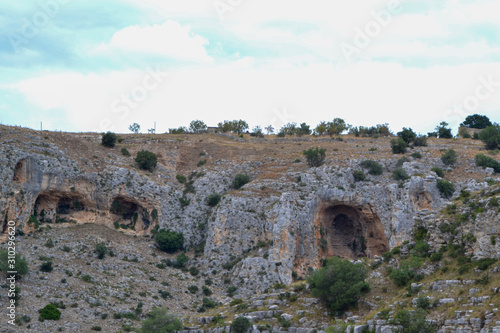 antiche grotte nella roccia della preistoria Basilicata Italia