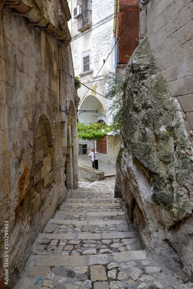 antiche scale di pietre e muri in pietra