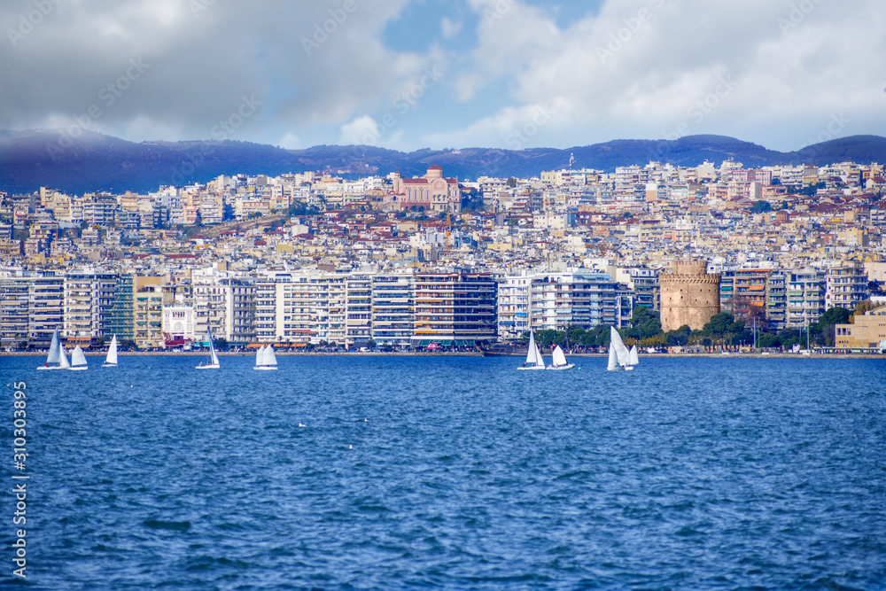 Obraz premium The coastal avenue in the city of Thessaloniki in Greece. In front of the White Tower and the sailing boats