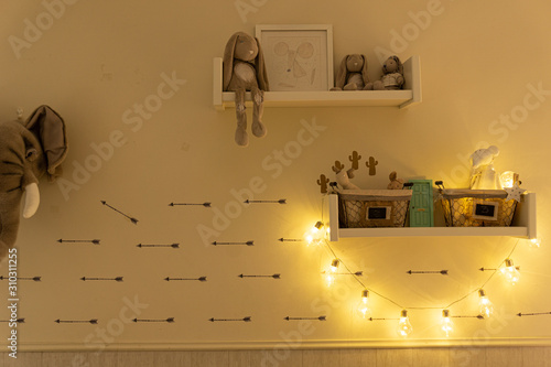 Habitación infantil en tonos crema con luces © Benja Giron