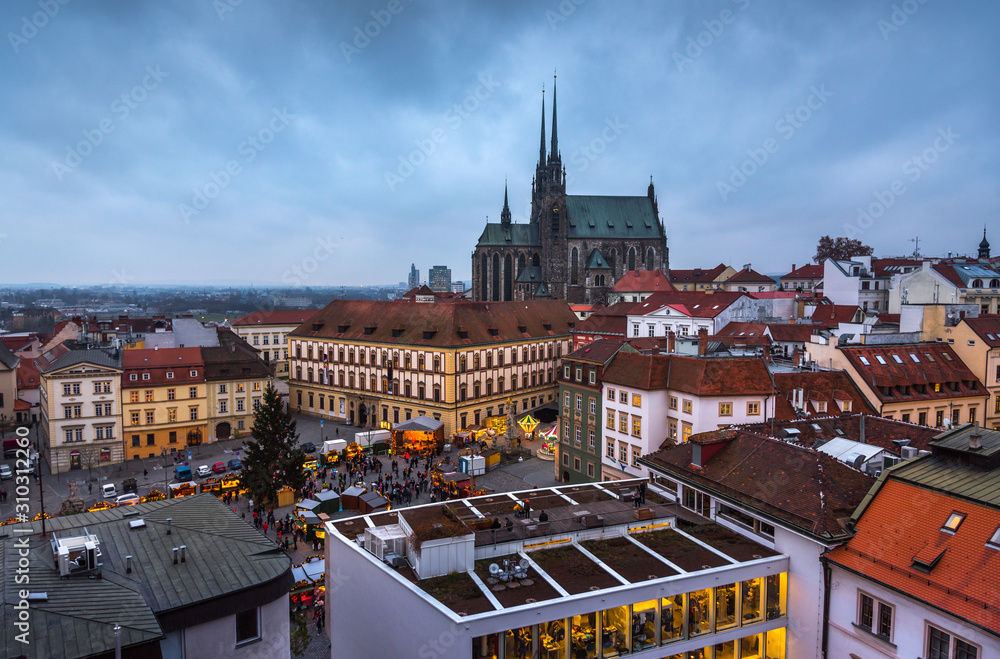 Obraz premium Old Town with Christmas Market and Cathedral of St. Peter and Paul in Brno, Czech Republic as Seen from City Hall Tower
