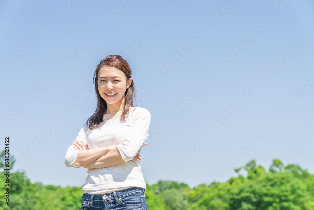 笑顔の女性　屋外