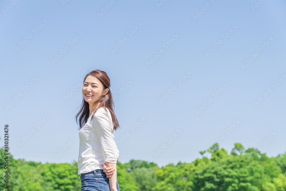 笑顔の女性 屋外 笑顔の女性 屋外