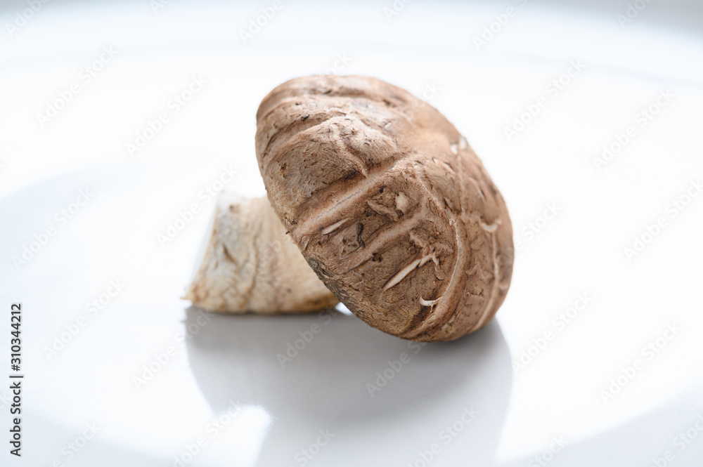 Obraz premium Shiitake mushrooms on the wooden background.