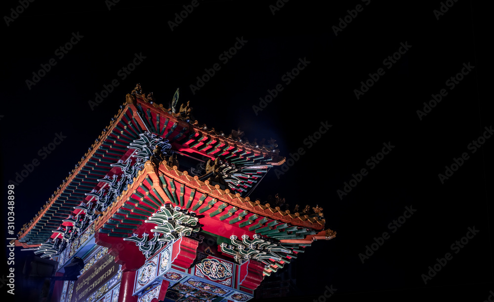 Obraz premium View of the Royal Jubilee Gate (Odeon circle) of landmark in Chinatown (Yaowarat Road) at the night, copy space.