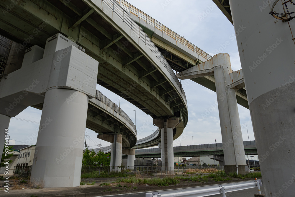 Naklejka premium 下から見上げた高速道路ジャンクション