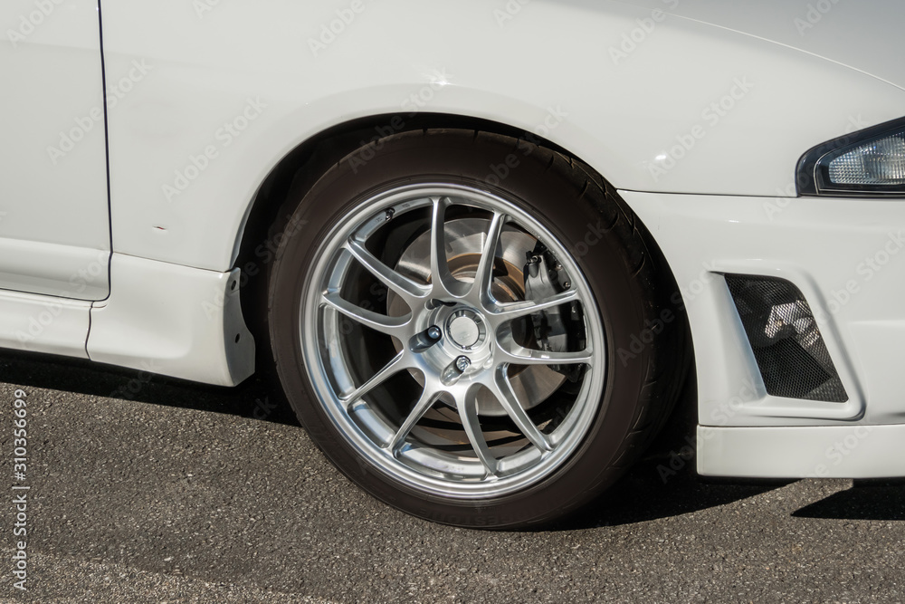 車のホイールとタイヤ old Wheel of the car 車のホイールとタイヤ old Wheel of the car