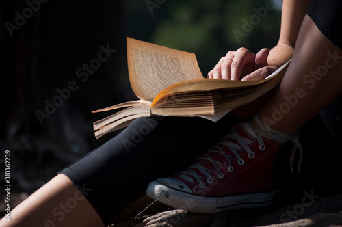 Leyendo libro antiguo  © Gaston