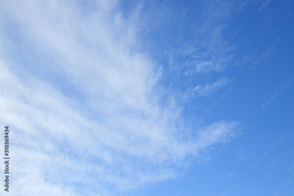 Obraz premium white cloud on blue sky weather background