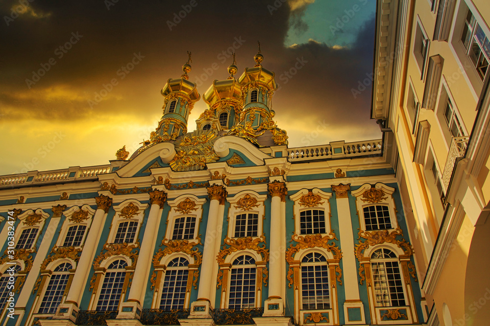 Obraz premium Attractions on Palace Square in St. Petersburg at sunset