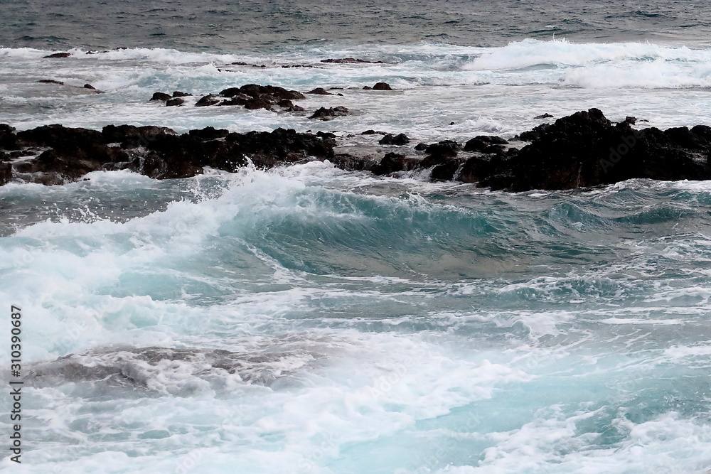 Fototapeta premium 파도치는 아름다운 겨울 바다