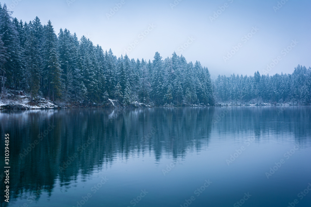 See und Berge mit Schnee im Winter - Berchtesgadener Alpen