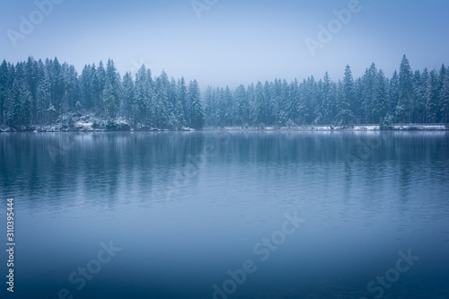 See und Berge im Schnee - Winter in den Alpen © kentauros