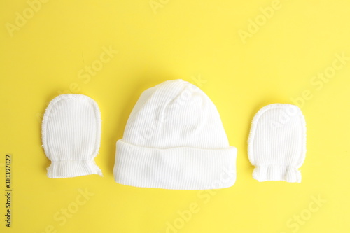 Obraz na płótnie white wool hat and mittens for baby w salonie