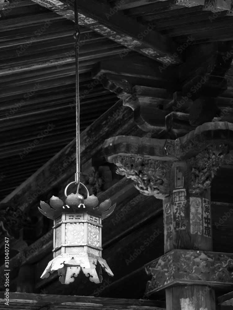 Paysage japonais traditionnel au milieu des temples dans la fôret de