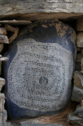 piedra escrita con oraciones en Nepal