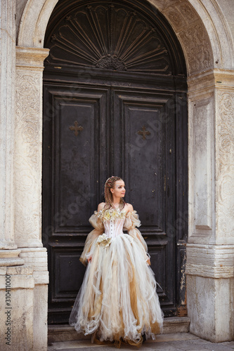 Venezianische Prinzessin steht an einer grossen Kirchentür