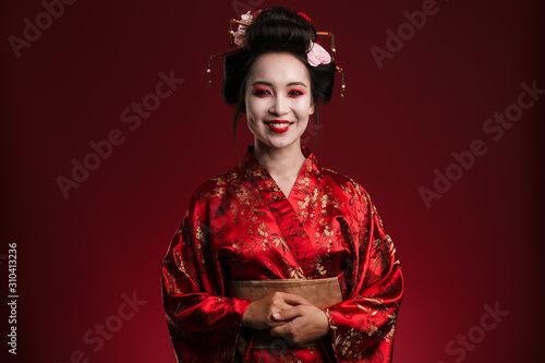 Fotografia Image of beautiful geisha woman in traditional japanese kimono smiling