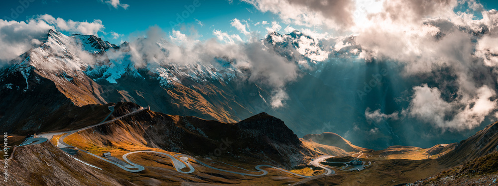 Fototapeta Panoramiczny obraz Grossglockner Alpine Road. Zakręt kręta droga w Alpach.