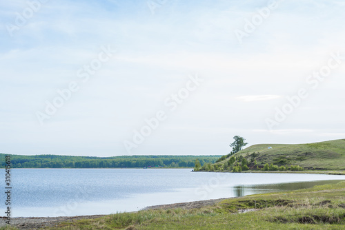 Лесное озеро летний пейзаж. Летнее лесное озеро панорама. Вид на озеро с видом на берег