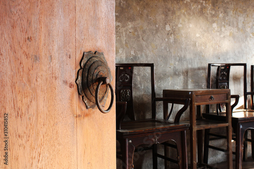 Fotografie Ancient wooden door with Chinese iron ring